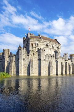 Belgum, Vlaanderen (Flanders), Ghent (Gent). Het Gravensteen castle on the Leie River.