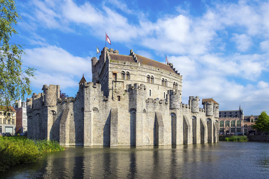 Belgum, Vlaanderen (Flanders), Ghent (Gent). Het Gravensteen castle on the Leie River.