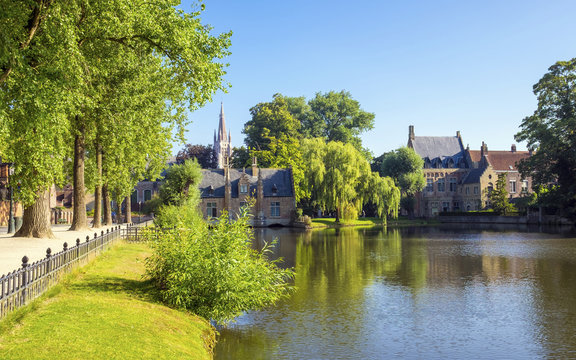Belgium, West Flanders (Vlaanderen), Bruges (Brugge). Sashuis (Sluice House or Lock House) on the Minnewater canal, Minnewaterpark.