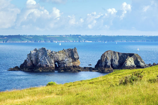 France, Brittany (Bretagne), Finistere department, Camaret-sur-Mer. Pointe du Toulinguet on the Presqu'ile de Crozon, Parc naturel regional d'Armorique.