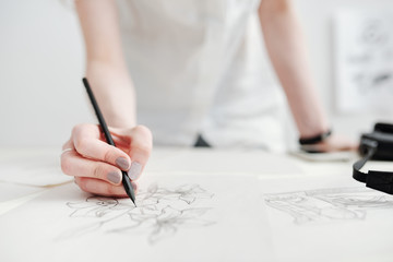 Female illustrator drawing sketches - obrazy, fototapety, plakaty