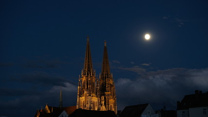 Fototapeta premium Regensburg chathedral at full moon