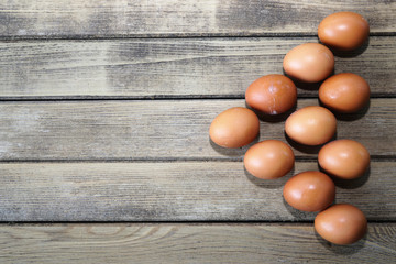 Oeufs de poule et boîte en carton sur une table rustique en bois