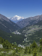 Fototapeta na wymiar Mont Blanc view from above Lillaz