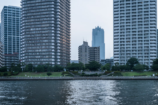 東京湾岸　豊洲運河に臨む高層住宅群８