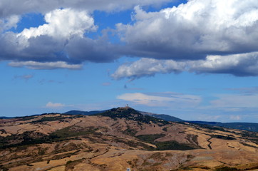 Trockene Hügellandschaft in der Toskana