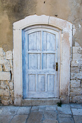 Fototapeta na wymiar Old white wooden door