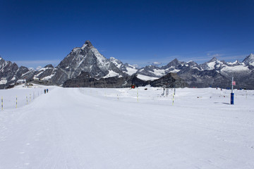 Fototapeta na wymiar Skiing opposite Matterhorn