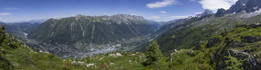 Fototapeta na wymiar Wide panorama view on Chamonix