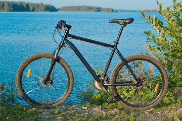 Fototapeta premium Mountain biking on the shore of the lake. Outdoor sports 