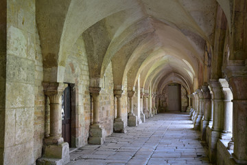 Cloître de l'abbaye royale cistercienne de Fontenay en Bourgogne, France