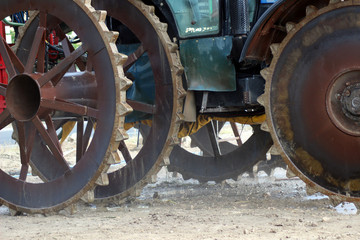 Fototapeta na wymiar Tractor en plantación de arroz en el Delta del Ebro, Cataluña (España)