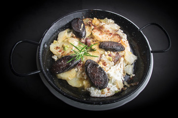 huevos rotos con morcilla de Burgos 