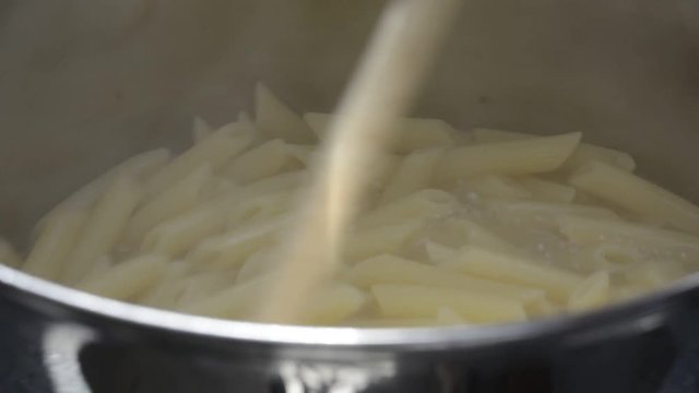 Nudeln Penne kochen im Wasser - Spaghetti Bolognese