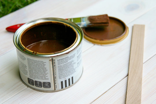 farba i pędzel do malowania