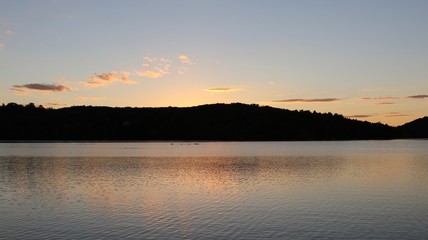 Fototapeta na wymiar Coucher de soleil Lac a proximité de l'anse saint jean