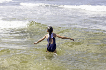 dziewczynka w kostiumie kompie się w morzu bałtyckim © hunter76