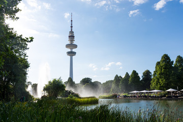 Obraz premium Tour Heinrich-Hertz et parc Planten und Blomen, Hambourg