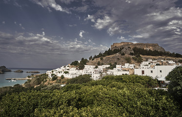 Fototapeta premium Średniowieczna twierdza i białe domy wioski Lindos na Rodos.