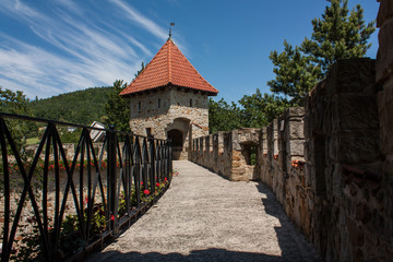 Zamek obronny Tropsztyn, mory obronne © Grzegorz