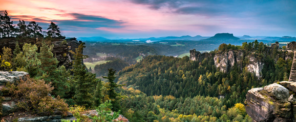 Sonnenaufgang über dem Elbsandsteingebirge in der Sächsischen Schweiz bei Dresden - obrazy, fototapety, plakaty