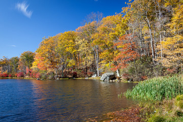 Fototapeta na wymiar Beautiful Fall Day on Lake Skannatati in Upstate New York