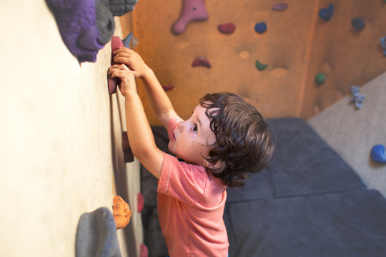 child climber climbs the wall.