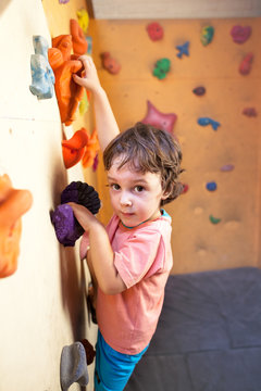 child climber climbs the wall.