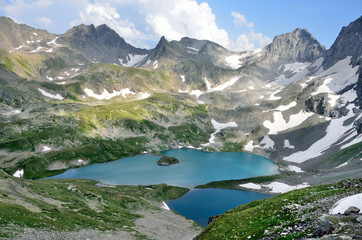 Fototapeta na wymiar Россия, Кавказ, высокогорное Имеретинское озеро в августе