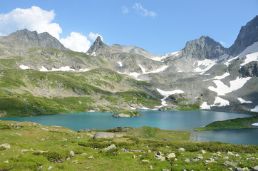 Fototapeta na wymiar Россия, Кавказ, высокогорное Имеретинское озеро в августе