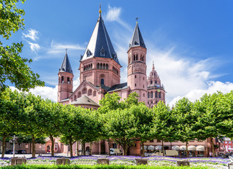 Fototapeta na wymiar Sankt Martin Dom Mainz Bischofskirche Architektur