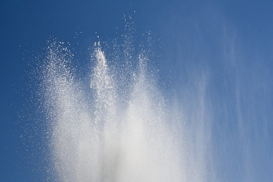 Brandung und Wellen im See