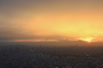 日本の東京都市景観・沈む太陽（豊島区や新宿区方面などを望む）