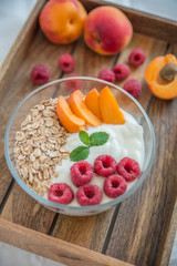 Joghurt mit Müsli und Beeren 