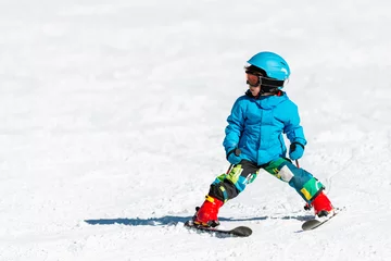 Foto auf Acrylglas Wintersport Kleiner Junge beim Skifahren