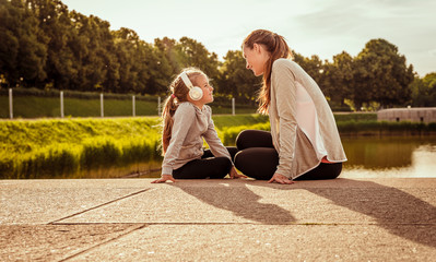 Mutter und Tochter entspannen zusammen