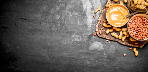 Obraz na płótnie Canvas Peanut butter with nuts in a bowl.