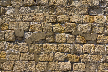 Blick auf alte Steinmauer im Sonnenlicht 