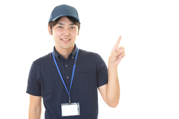 指示する笑顔の男性作業員