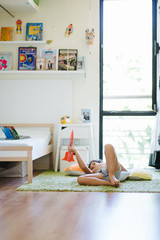 ni&ntilde;o jugando con cohete en casa