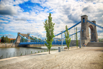 Obraz premium WROCLAW, POLAND - AUGUST 14, 2017: Grunwald Bridge (Most Grunwaldzki) is a suspension bridge over the river Oder in Wroclaw, built between 1908 - 1910. Designed by Richard Pluddemann.