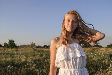 Fototapeta na wymiar beautiful young girl in a summer field