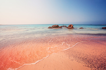 Verbazend Elafonissi-strand op Kreta, Griekenland. Roze zand, blauw water