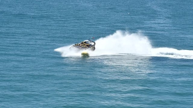 bateau rapide une attraction pour les touristes
slow motion
