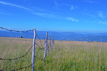 Obraz premium Natural mountain landscape with sky and grass