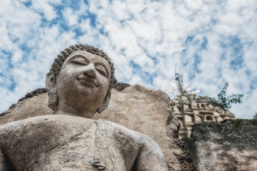 Obraz premium Serene walking Buddha image in Sisatchanalai, Sukhothai