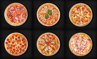 Photo sur Plexiglas Pizzeria Six pizzas différentes pour le menu sur fond noir. Cuisine traditionnelle italienne. Pizzas à la viande avec salami, fruits de mer, jambon, pepperoni, barbecue et tarte flambée.
