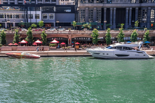 Motorboot und Yacht ankern an Riverwalk, Chicago River