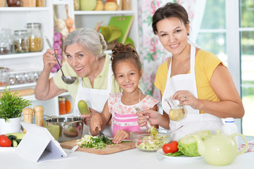 Obraz na płótnie Canvas family preparing dinner