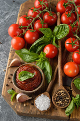 Tomato sauce with basil